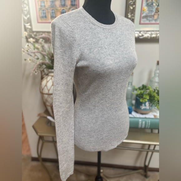 ELLEN TRACY 100% CASHMERE LIGHT GRAY CLASSIC LONG SLEEVE CREW NECK SWEATER SZ S - Picture 3 of 8